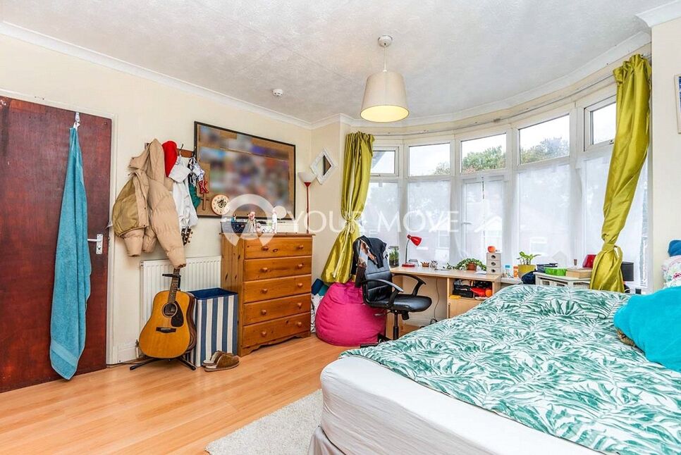 Flat Paynes Road in Southampton