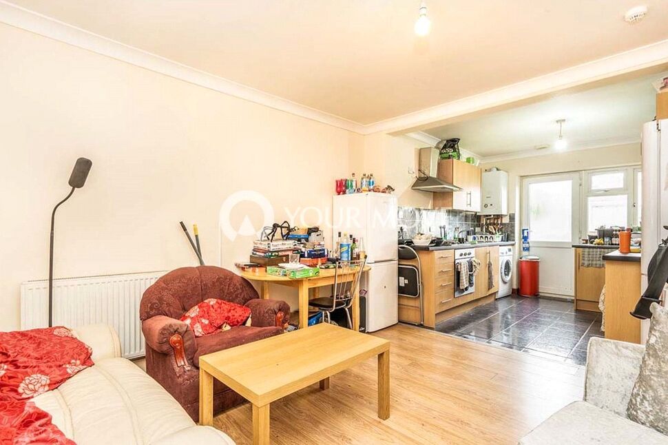 Flat Paynes Road in Southampton