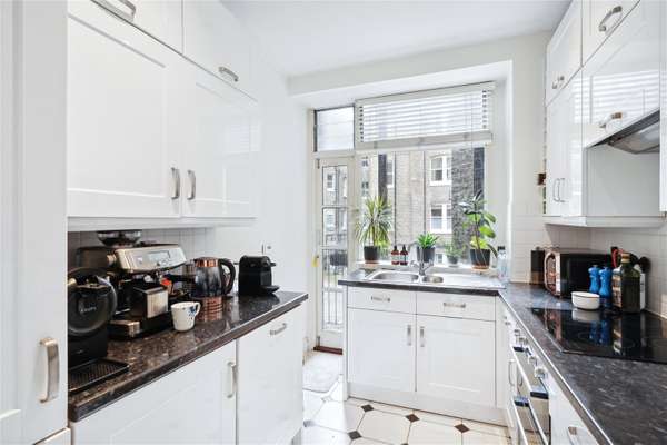 Flat Prince of Wales Drive in Greater London