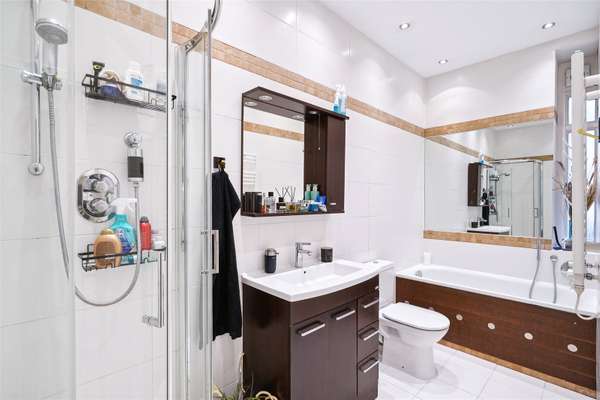 Flat Prince of Wales Drive in Greater London