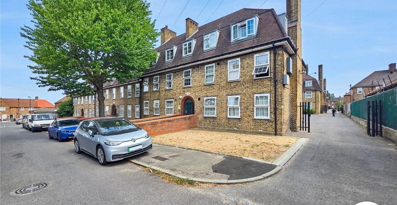 Flat Wingrove Road in Greater London