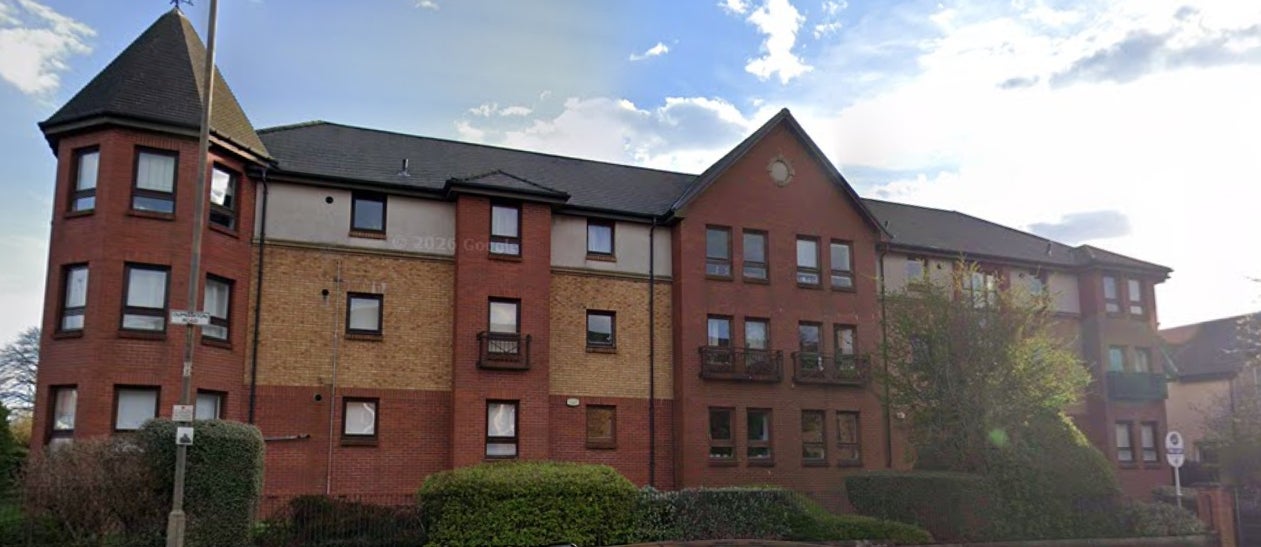 Flat Queen Victoria Court in Glasgow