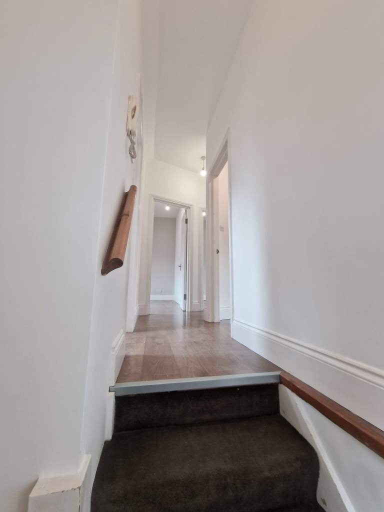 Flat Norbury Crescent in Greater London