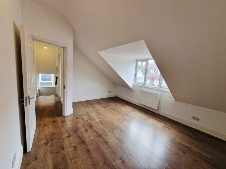 Flat Norbury Crescent in Greater London