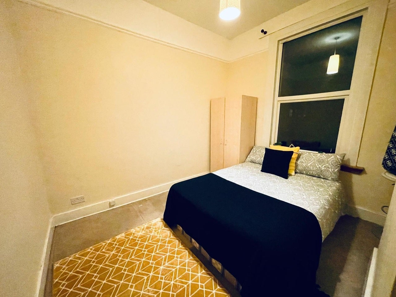 Flat Whitworth Road in Greater London