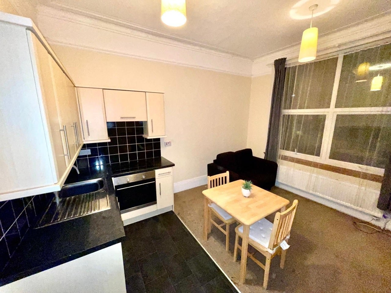 Flat Whitworth Road in Greater London