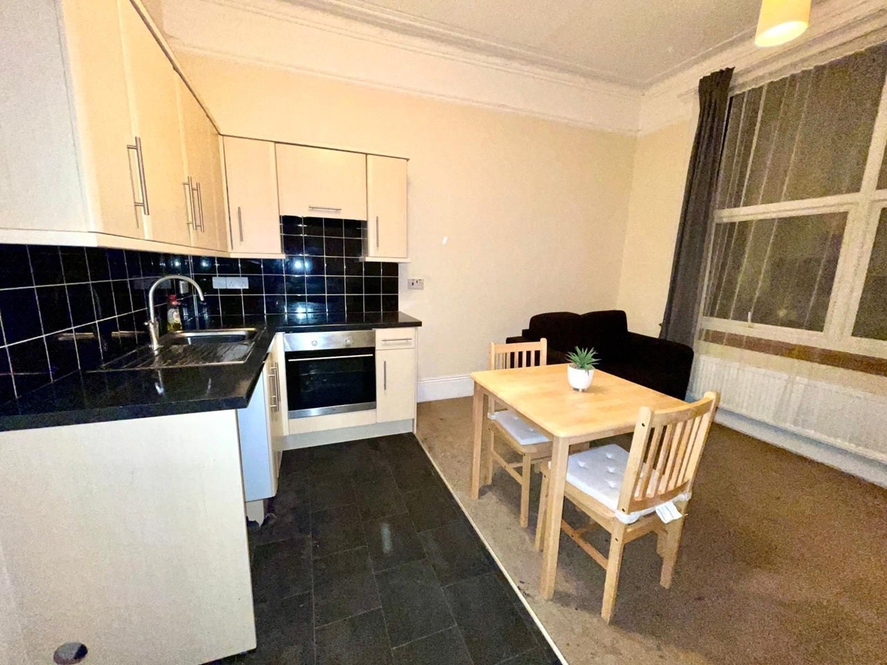 Flat Whitworth Road in Greater London