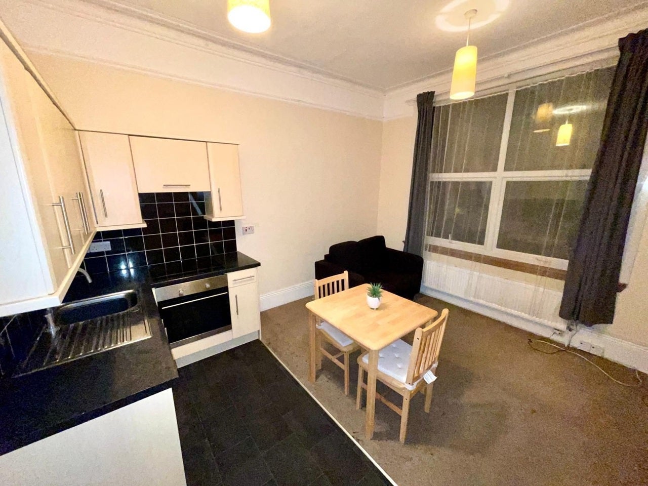 Flat Whitworth Road in Greater London