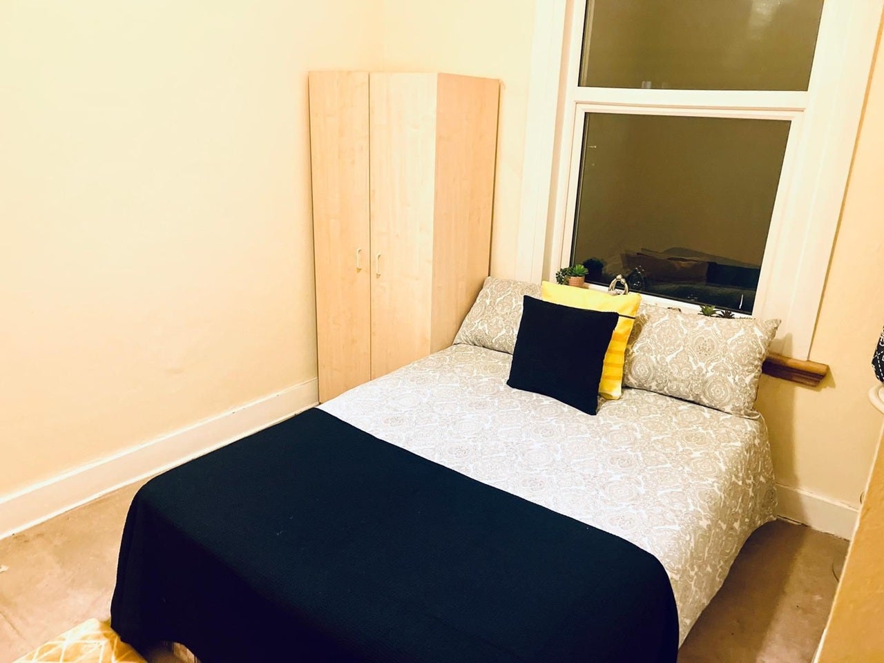Flat Whitworth Road in Greater London