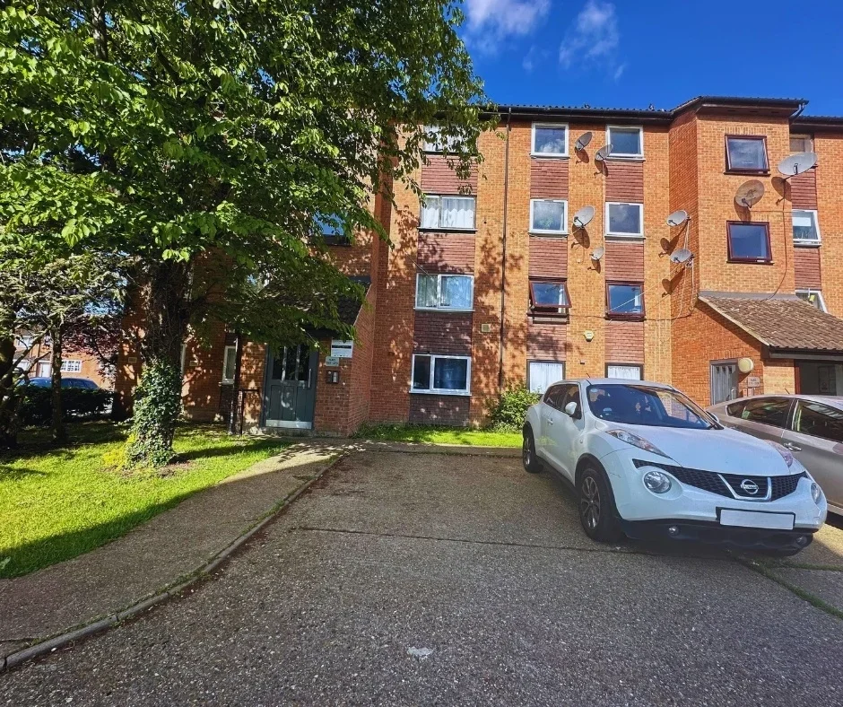 Flat Gurney Close in Greater London