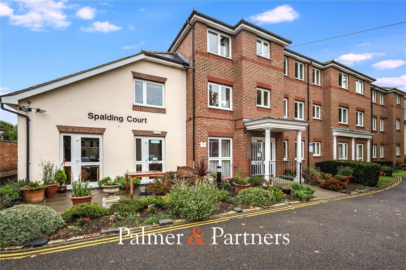 Flat Cedar Avenue in Chelmsford