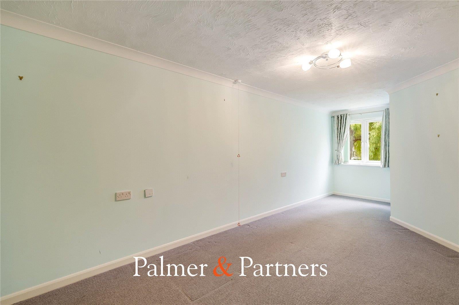 Flat Cedar Avenue in Chelmsford