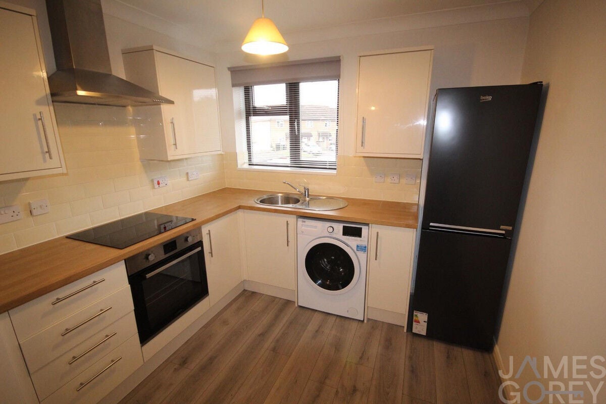 Flat Knockhall Road in Dartford