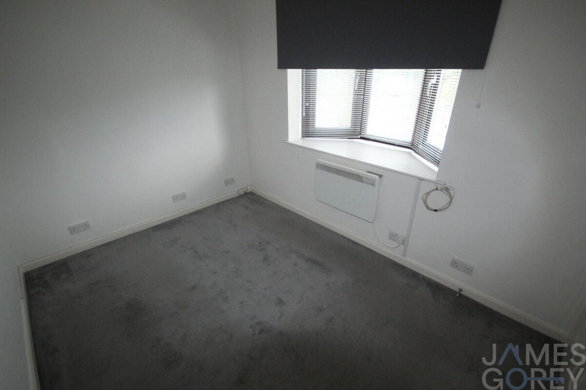 Flat Knockhall Road in Dartford