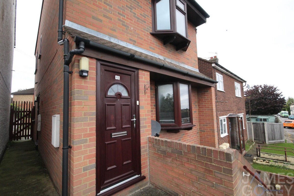 Flat Knockhall Road in Dartford