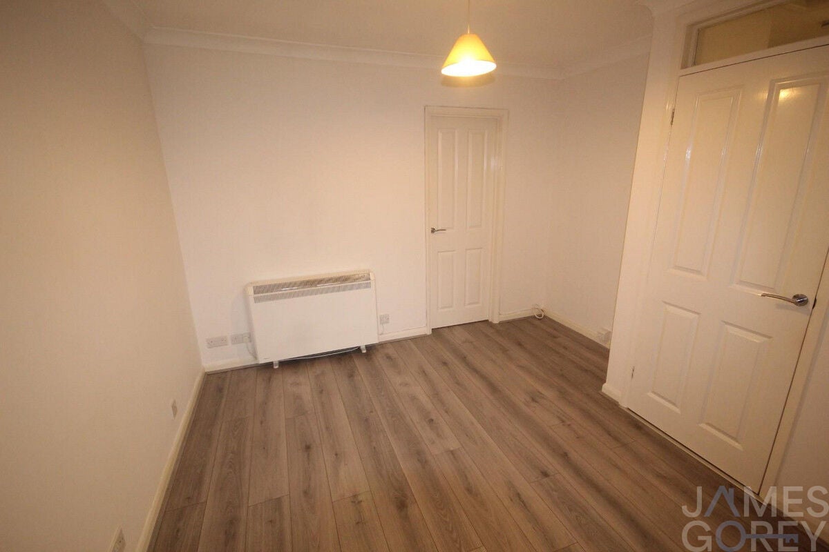 Flat Knockhall Road in Dartford