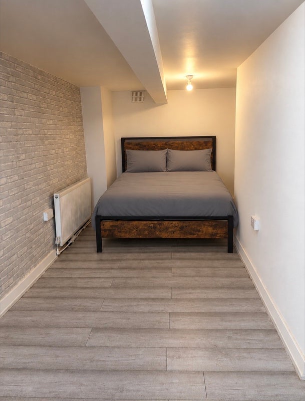 Room Fort Hill Road in Sheffield