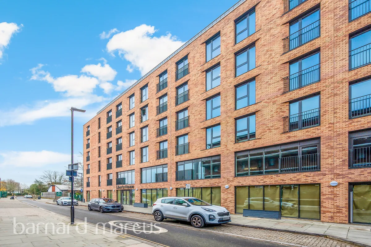 Flat Victoria Road in Greater London