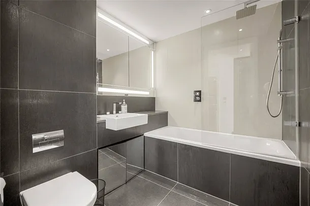 Flat Piazza Walk in Greater London
