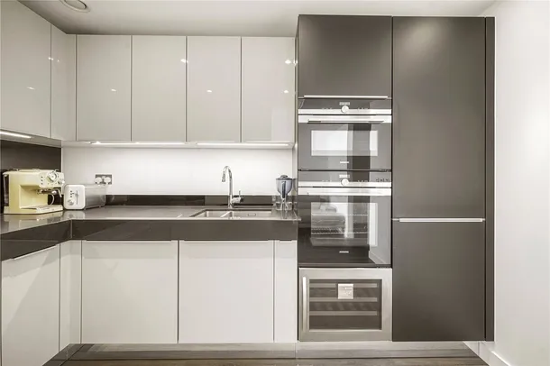 Flat Piazza Walk in Greater London