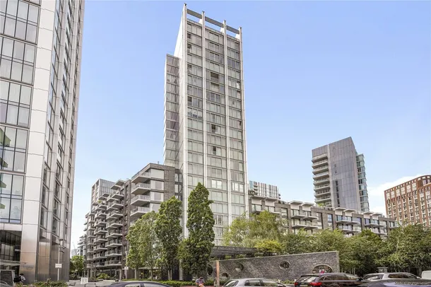Flat Piazza Walk in Greater London