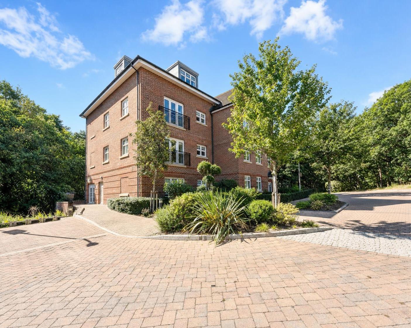 Flat Kestrel Close in Brentwood