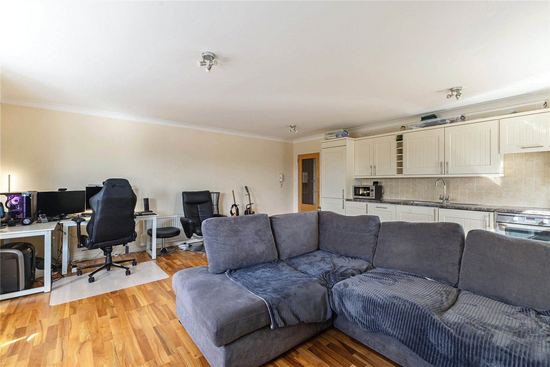Flat Cleaveland Road in Greater London