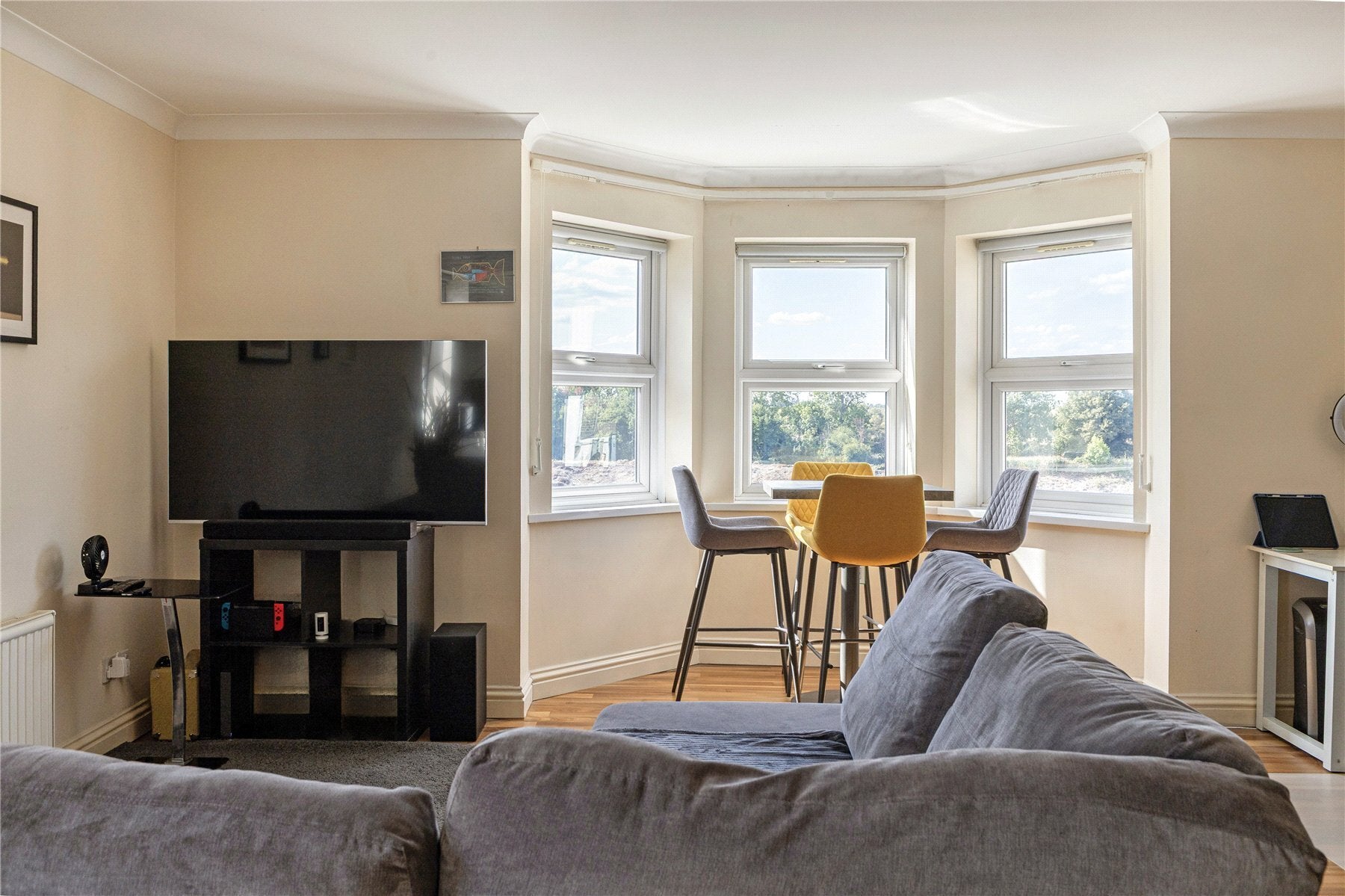 Flat Cleaveland Road in Greater London