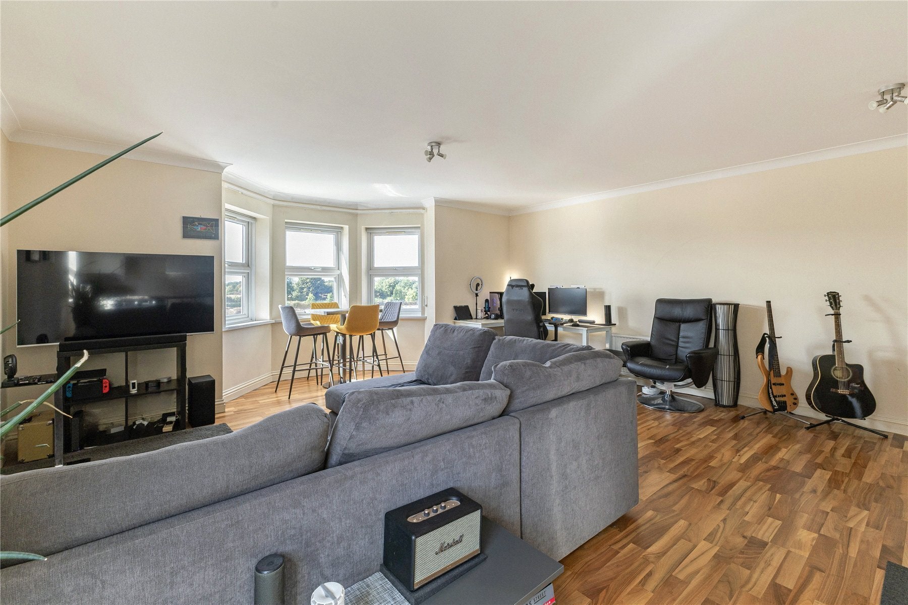 Flat Cleaveland Road in Greater London