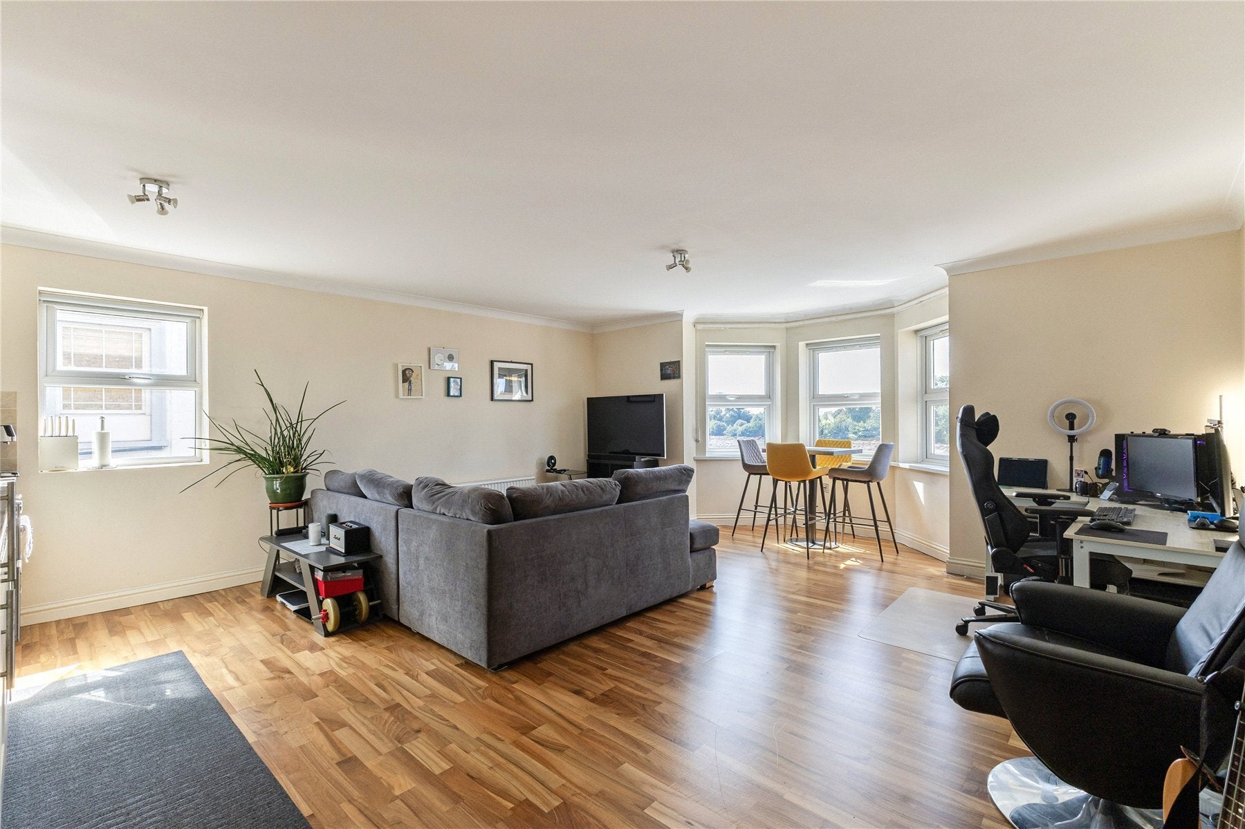 Flat Cleaveland Road in Greater London