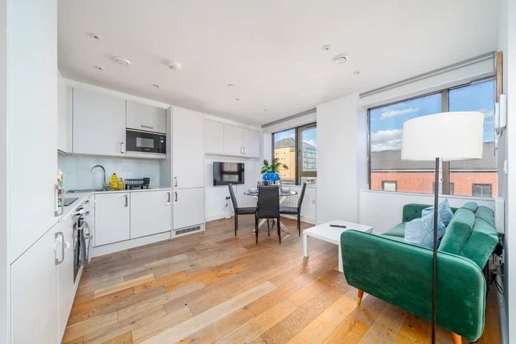 Flat Victoria Road in Greater London