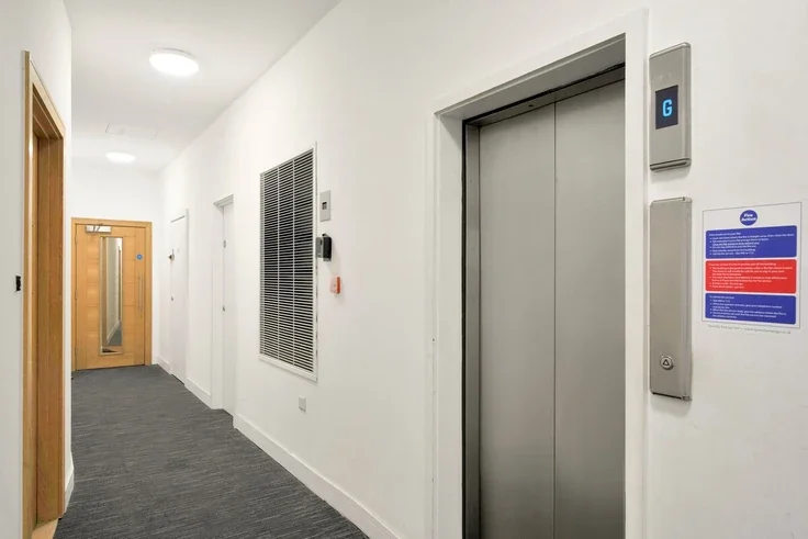 Flat Victoria Road in Greater London