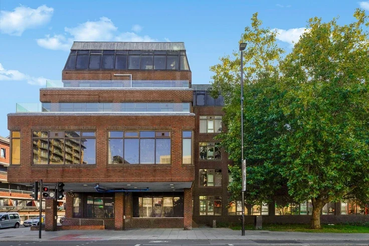 Flat Victoria Road in Greater London