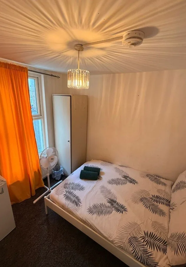 Room Burdett Road in Greater London