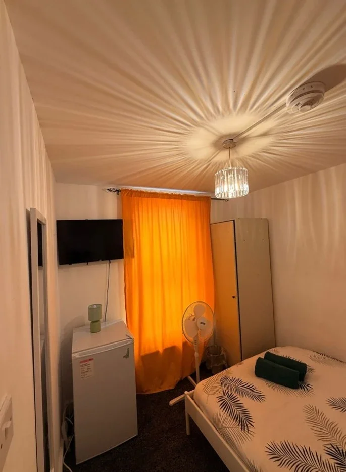 Room Burdett Road in Greater London