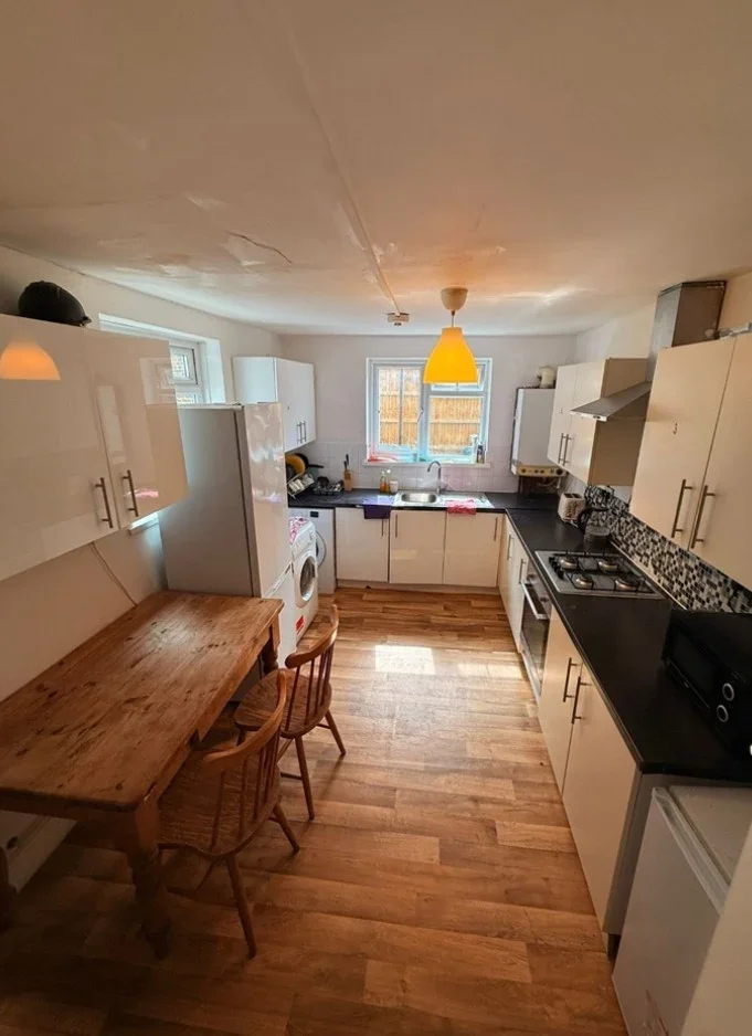 Room Burdett Road in Greater London