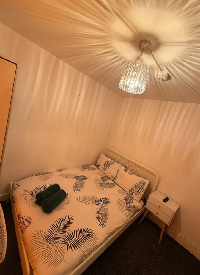 Room Burdett Road in Greater London