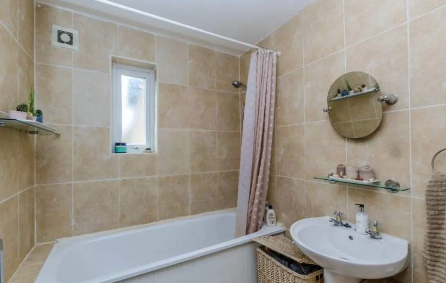 Flat Weald Lane in Greater London