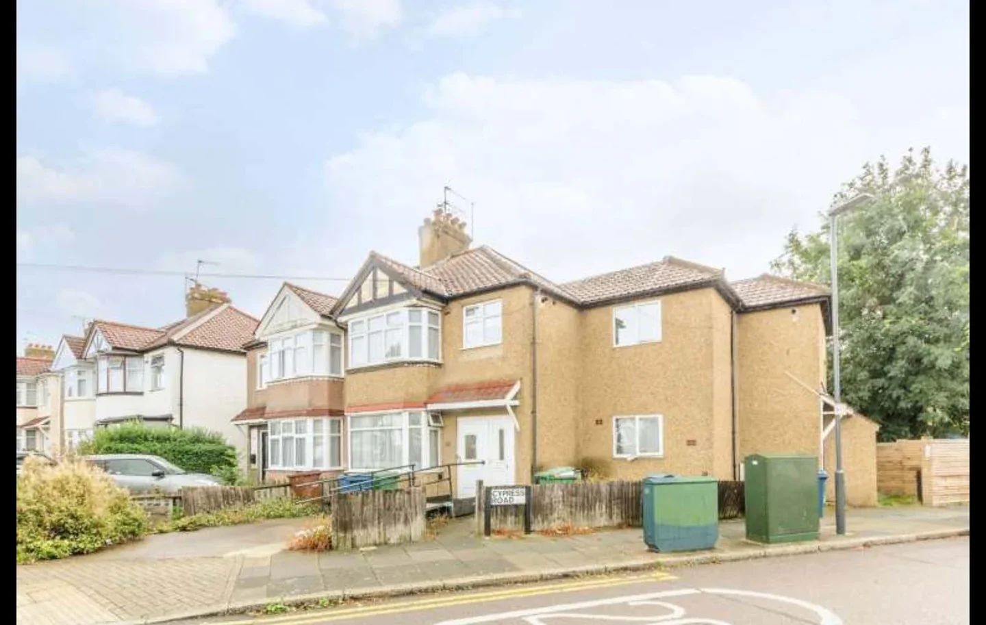 Flat Weald Lane in Greater London