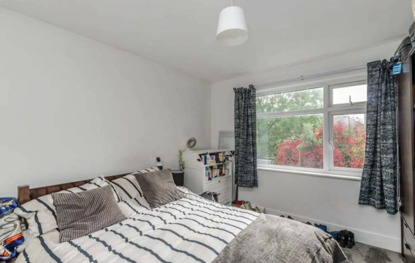 Flat Weald Lane in Greater London