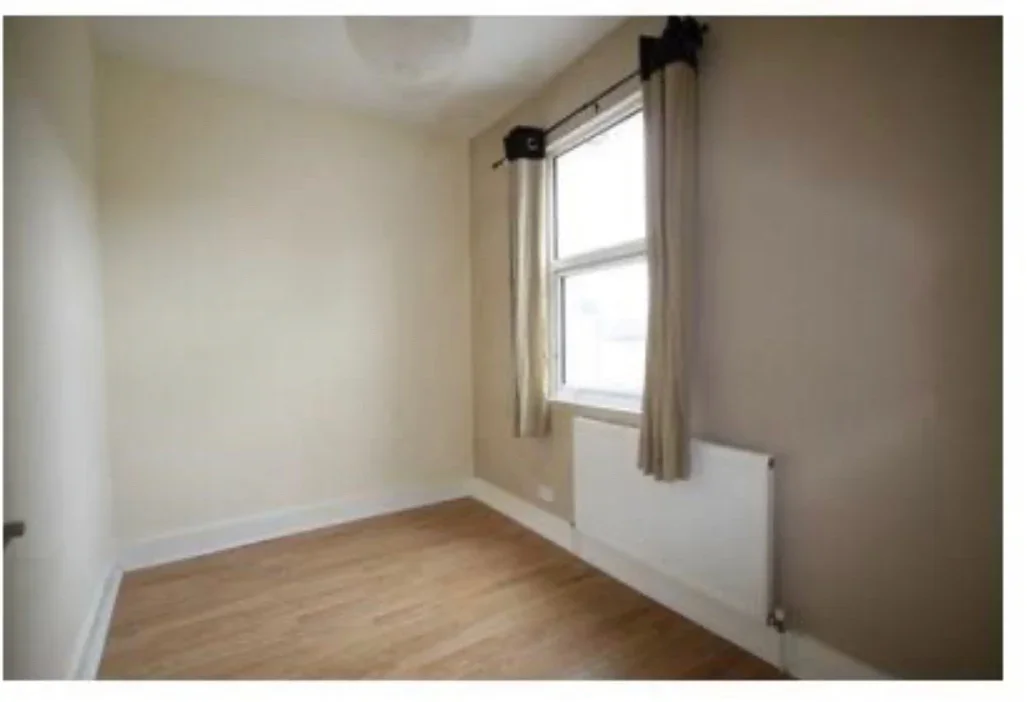 Flat Cobden Road in Greater London