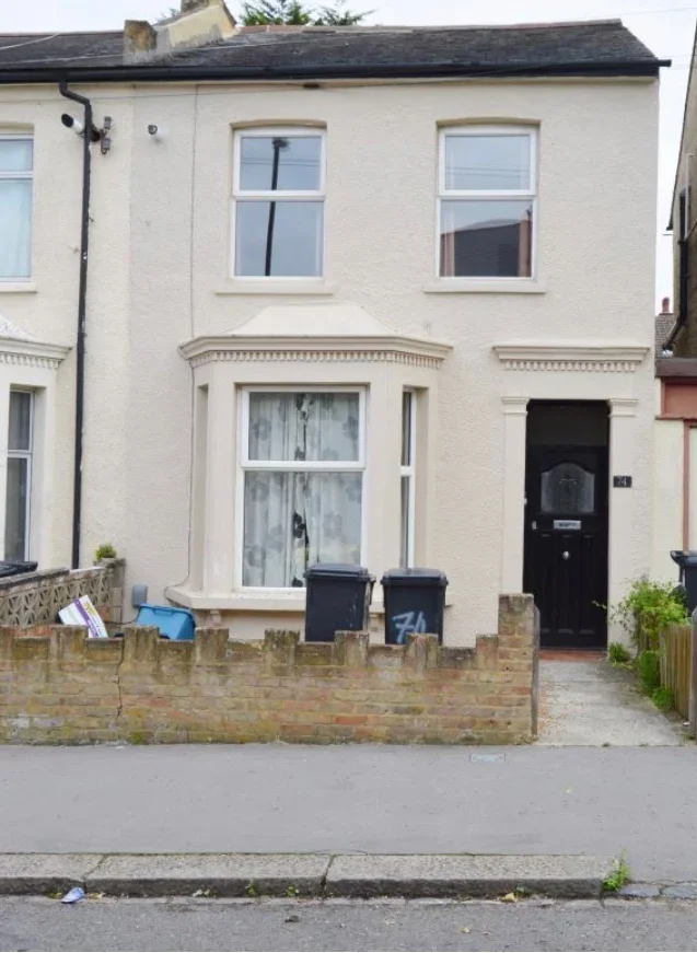 Flat Cobden Road in Greater London