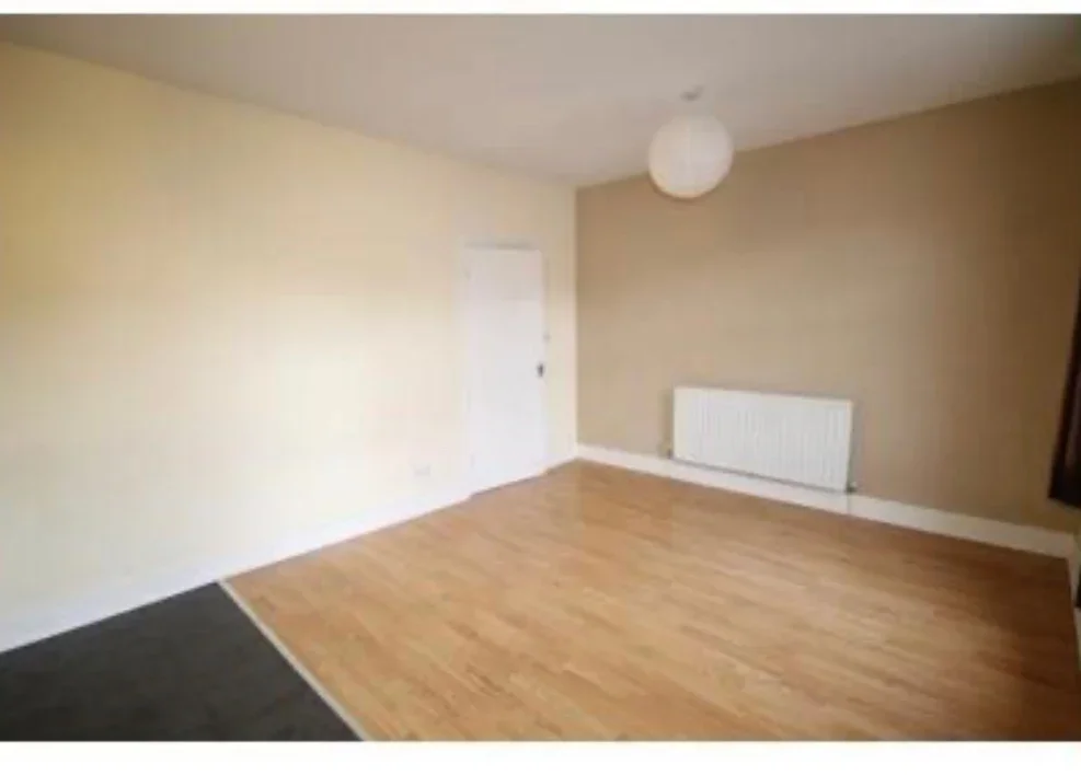 Flat Cobden Road in Greater London
