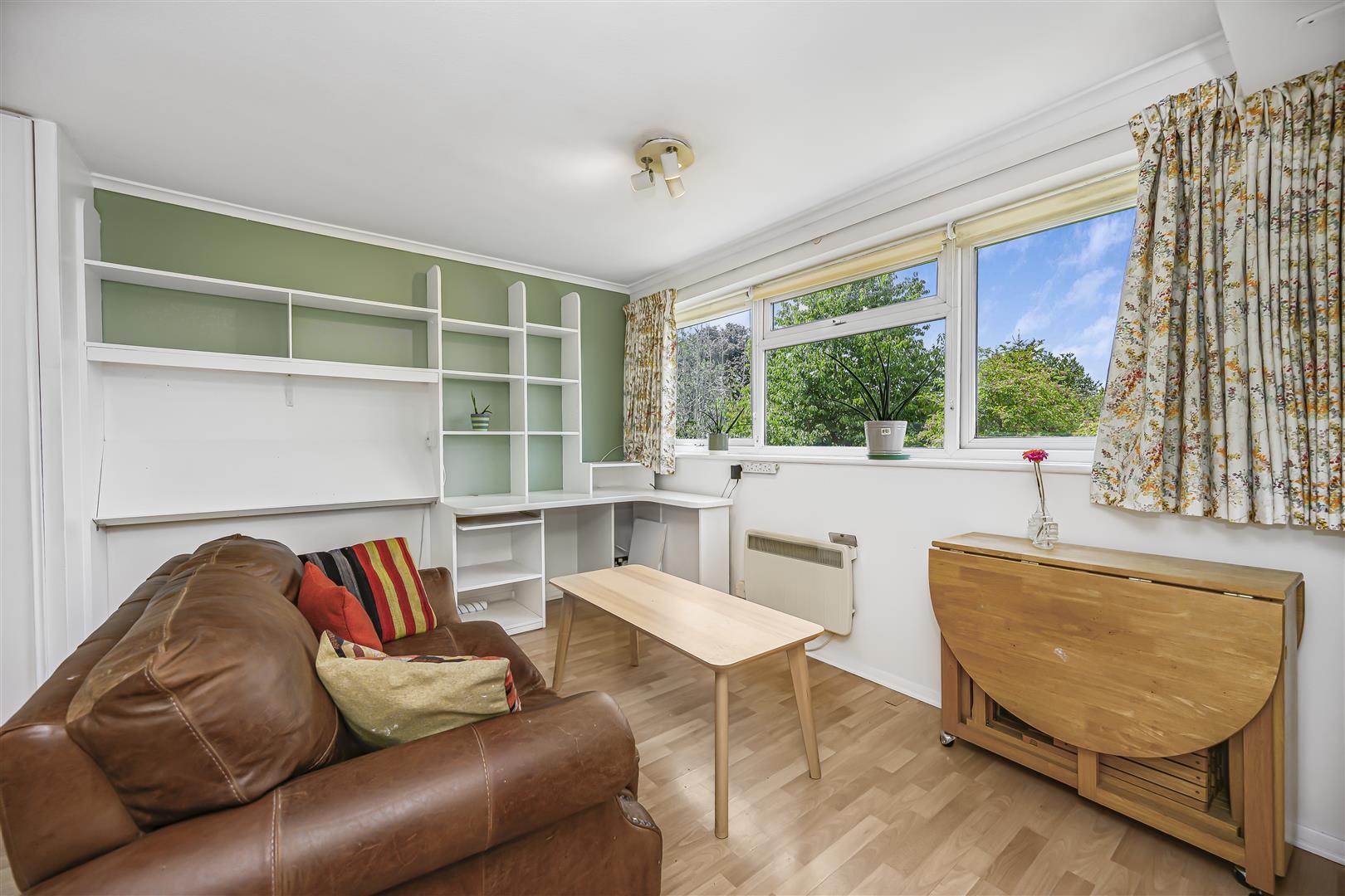 Flat Lynwood Close in Greater London