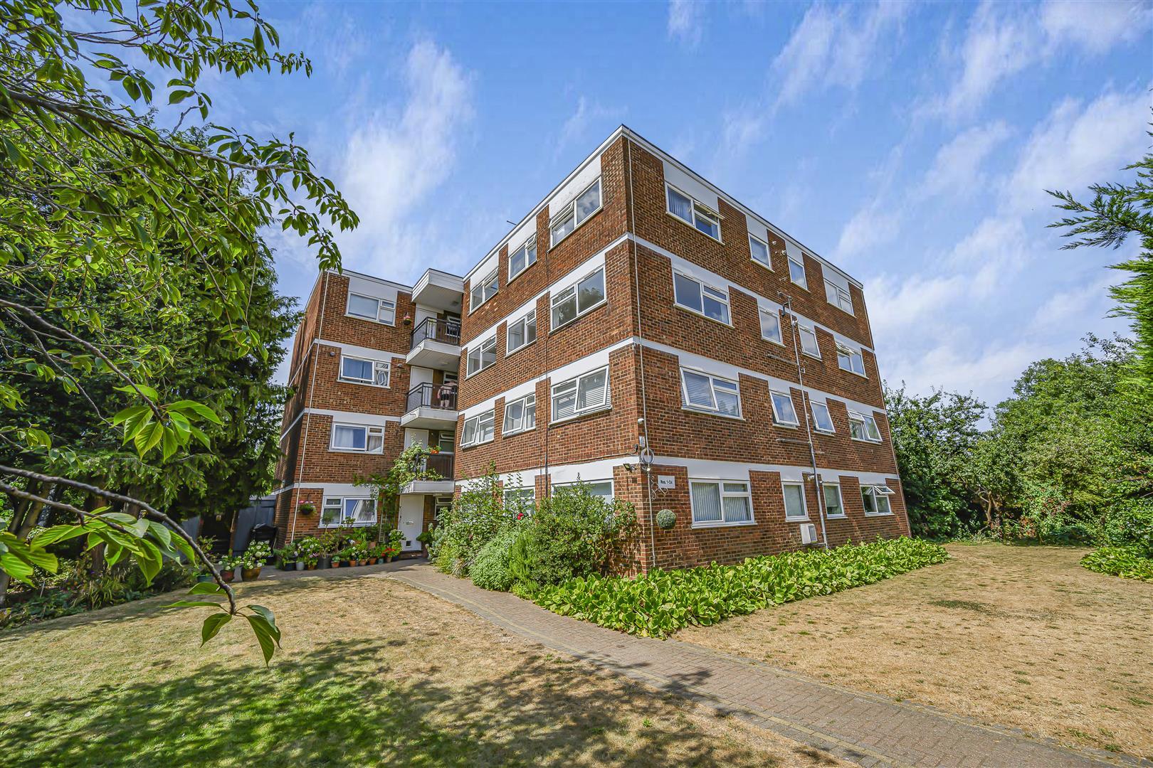 Flat Lynwood Close in Greater London