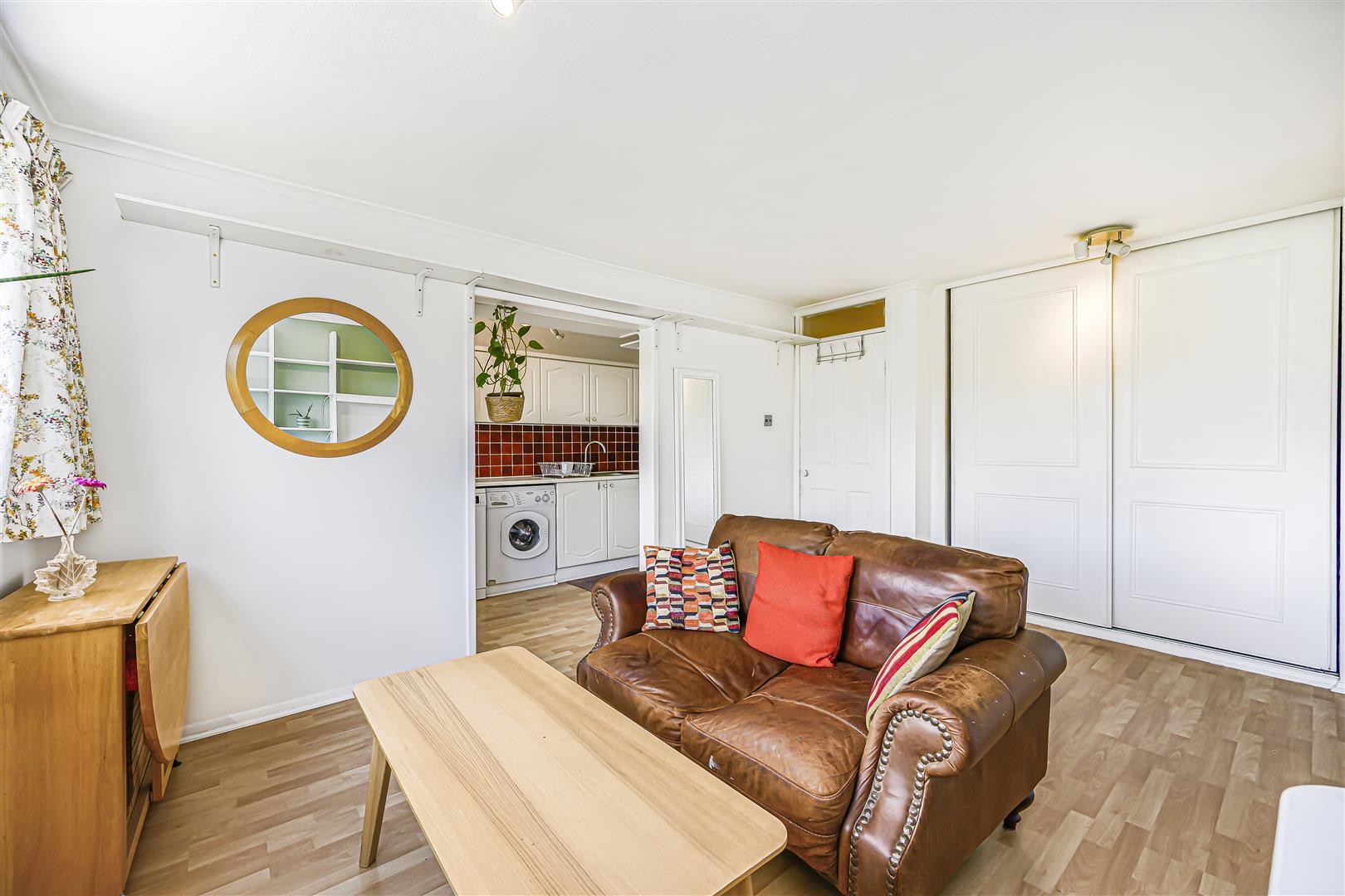 Flat Lynwood Close in Greater London