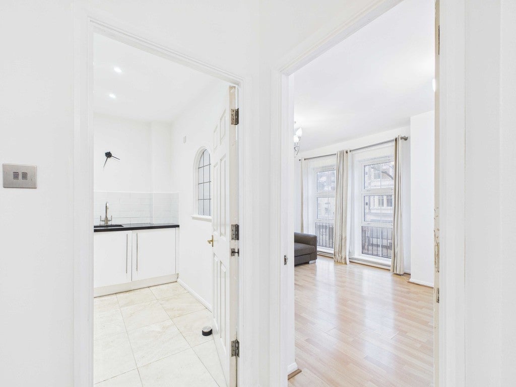 Flat Grange Road in Greater London