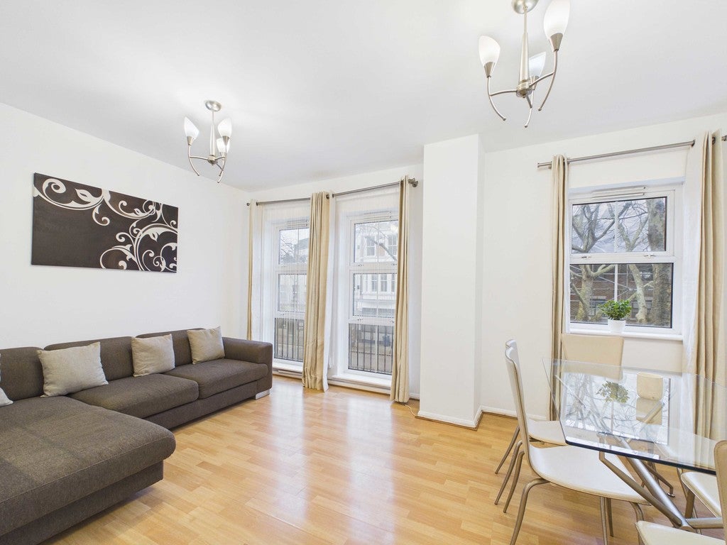 Flat Grange Road in Greater London
