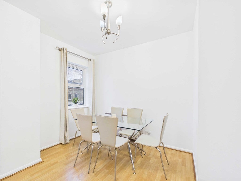 Flat Grange Road in Greater London