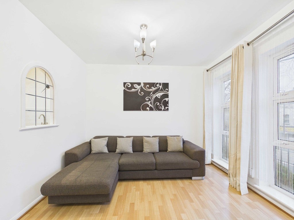 Flat Grange Road in Greater London
